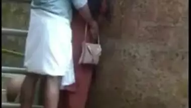 Desi mms video of Indian gal caught confronted outdoor by lover
