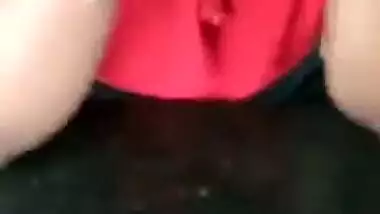 Desi girl showing boobs secretly in a mall