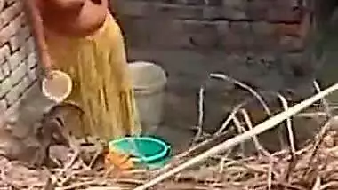 Indian Aunty outdoor Bathing
