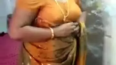 XXX Desi52 Porn - Yellow Saree Aunty Exposing