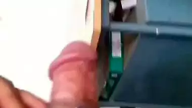 A Karachi lady sucks a dick in the office in Pakistani sex