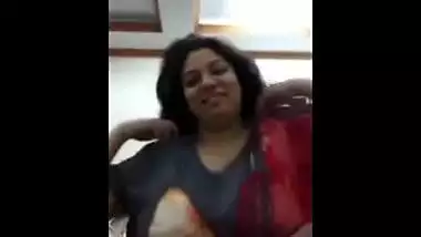 Big boobs Hindi sex video 2 for her husband abroad.