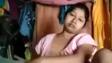 Horny like hell Bangla girl fingers her XXX snatch in Desi video