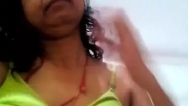 indian bhabhi showing her hot boobs