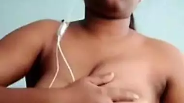Desi beauty playing with her hot sexy figure