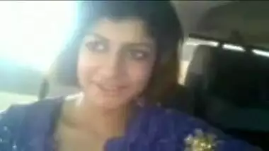 Indian chubby prostitute flashes her boobies in car
