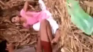 Hot Northindian Girl enjoyed with her BF in field