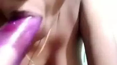 GF fucks pussy with brinjal during a hot nude video call
