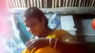 Cute bhabi changing saree in vc