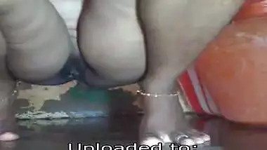 Tamil aunty pissing and pussy fingering