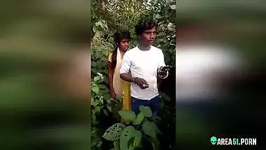 A cheating girl needs pleasure caught red-handed! Jangal me chudai