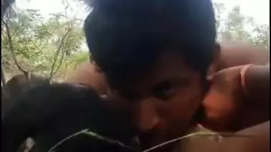 Desi lover outdoor sex in the middle of deserted land