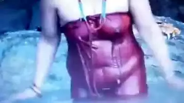 Towel Of Hot Aunty Becomes Transparent While Bathing In River