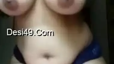 Husband buys a webcam and the paunchy Desi bitch shows tits on it