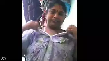 Desi aunty showing boobs.Teligram id PLAY2475