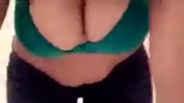 Big boob hot Indian cutie makes her first nude clip