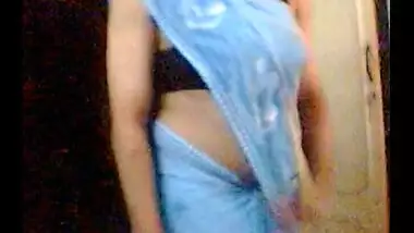 aunty in saree exposing herself in this sexy video