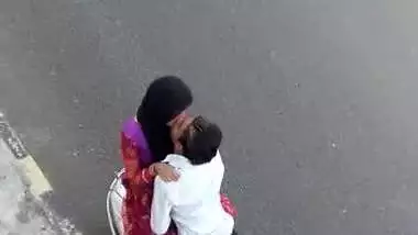 Desi girl very hot kiss in Road