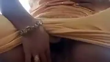Nude lady from Kerala masturbates outdoors in a garden