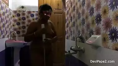 full desi bhabhi sexy in saree dress indian style bathroom fucking in morni