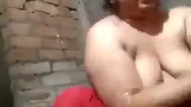 Busty Bengali bhabhi viral nude bath video