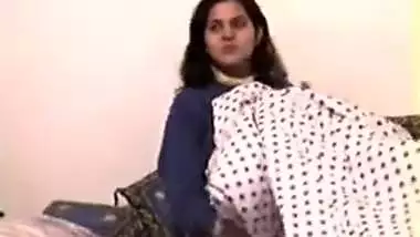 Amateur Hindi teacher fucked with her lover in the hostel