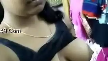 Desi female helps fans relax in a XXX way pulling her black top up