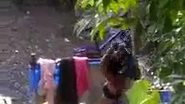 Desi teen girl outdoor bath full nangi