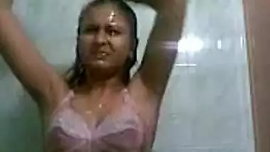 Bhabhi recorded naked in bathroom by devar secretly