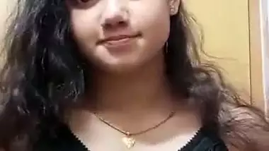 Bangladeshi TikToker girl naked boobs playing viral MMS