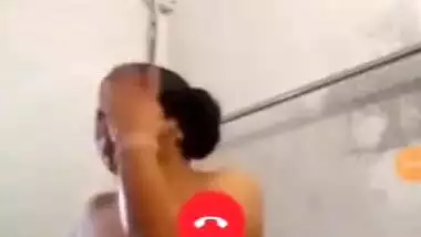 Bhabhi Shows Bathing On Vc