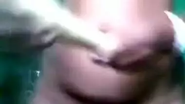Slutty Desi webcam MILF XXX penetrates her twat with long veggies