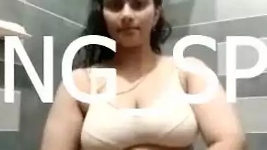 Desi bhabi remove dress and show her big boob