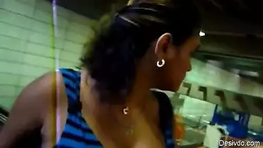 desi voyeur hot pune aunty boobs captured on escalator