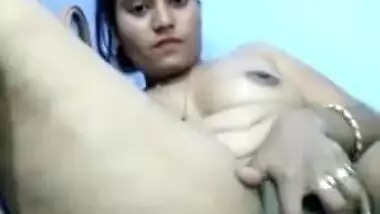Desi big ass bhabhi fingering her pussy for lover!!