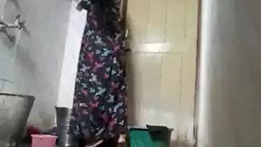 Desi Bhabhi exposed washroom on cam for her Devar