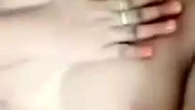 Hot XXX striptease video of the Sri Lankan Desi wife with lush lips