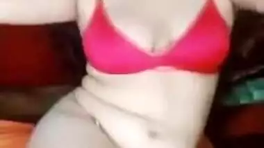 Super sexy Desi XXX bitch masturbating her sweet pussy on cam