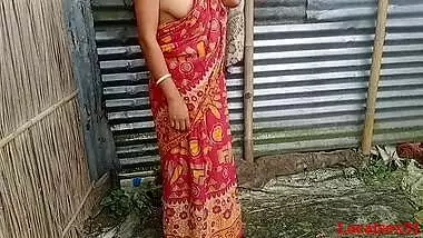 Bengali bhabi in red saree blows Desi hubby and has XXX sex outdoors
