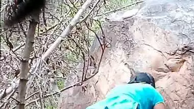 Crazy guy shoots his outdoor sex MMS with a whore